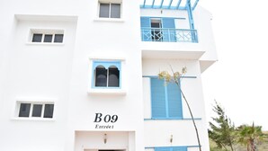 Outdoor pool, pool umbrellas, pool loungers - Cozy Apartment - Marina Smir (Allyene)