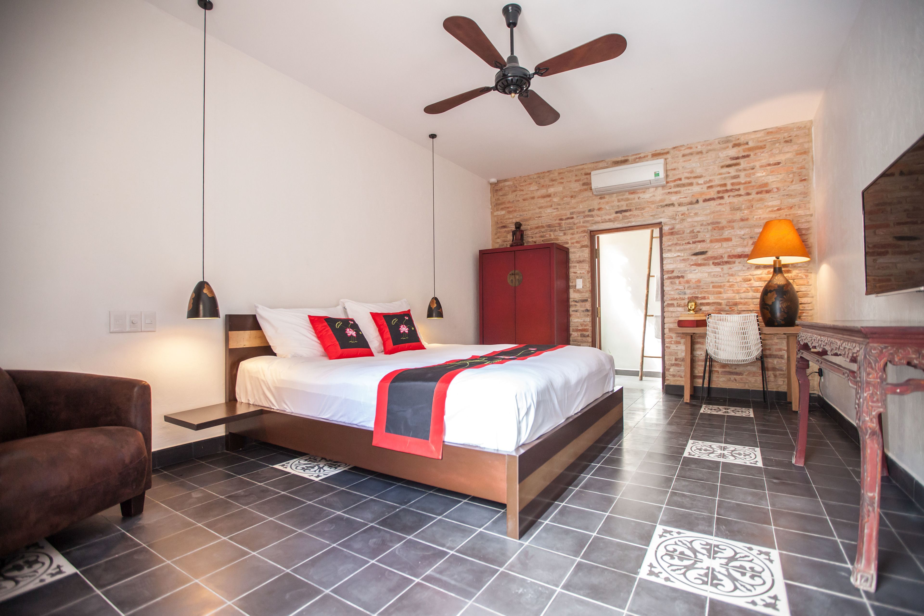 Deluxe tweepersoonskamer, 1 kingsize bed, uitzicht op zwembad | Luxe beddengoed, een kluis op de kamer, individueel gedecoreerd