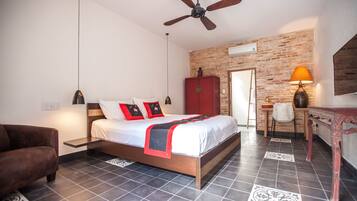 Deluxe tweepersoonskamer, 1 kingsize bed, uitzicht op zwembad | Luxe beddengoed, een kluis op de kamer, individueel gedecoreerd