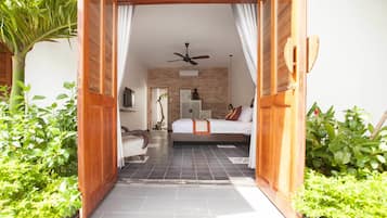 Habitación Confort doble, 1 cama doble, vistas a la piscina | Ropa de cama de alta calidad, caja fuerte, decoración individual