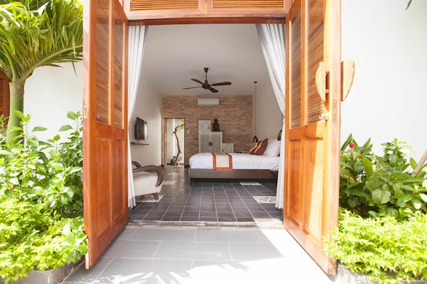 Ropa de cama de alta calidad y caja de seguridad en la habitación