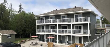 Vista frontal de la propiedad