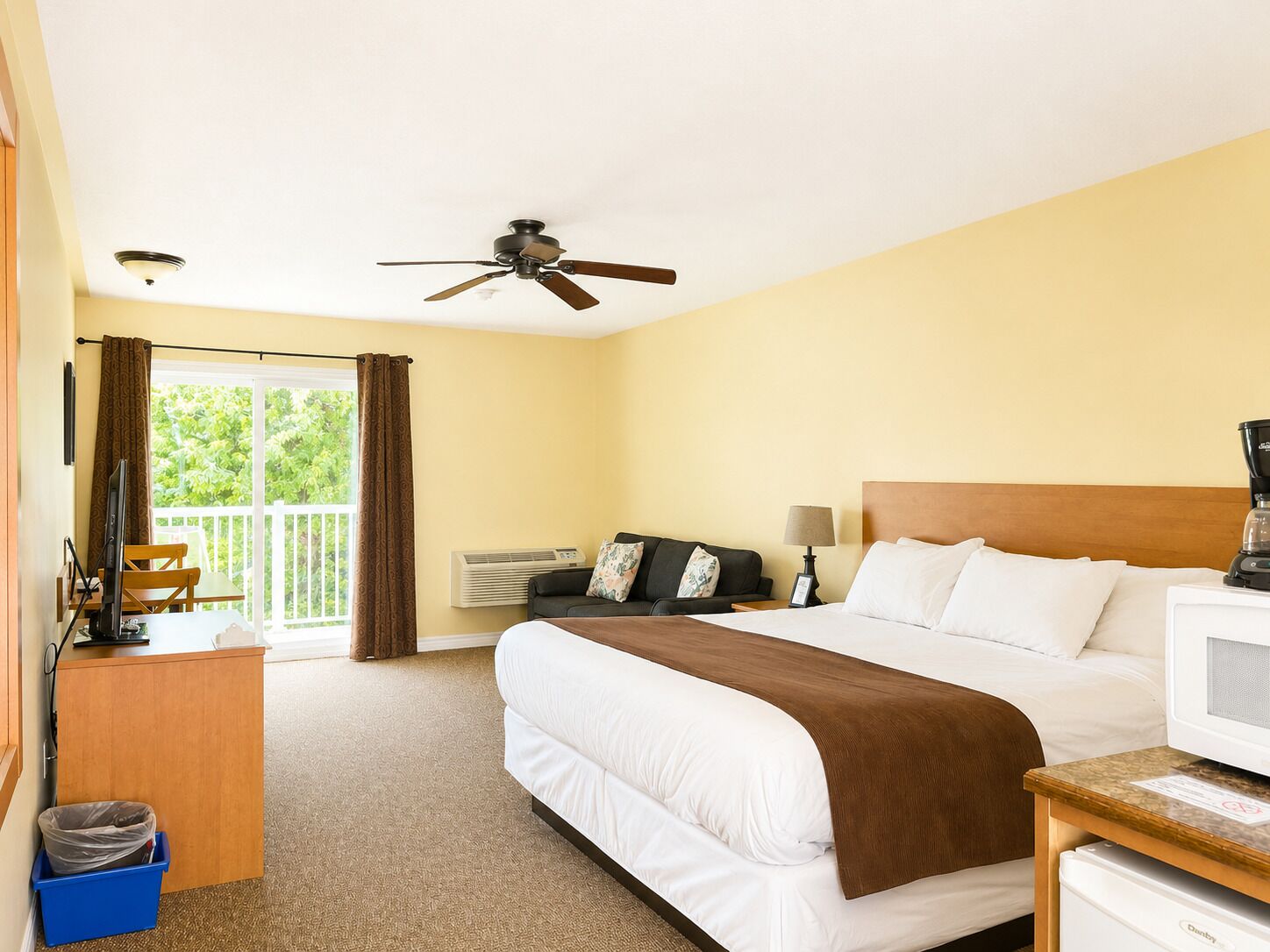 Room, 1 King Bed with Sofa bed | Blackout drapes, soundproofing, free WiFi, bed sheets