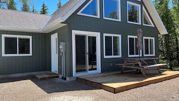 Comfort Cottage, 3 Bedrooms, Non Smoking | Living area | 40-inch TV with cable channels, DVD player