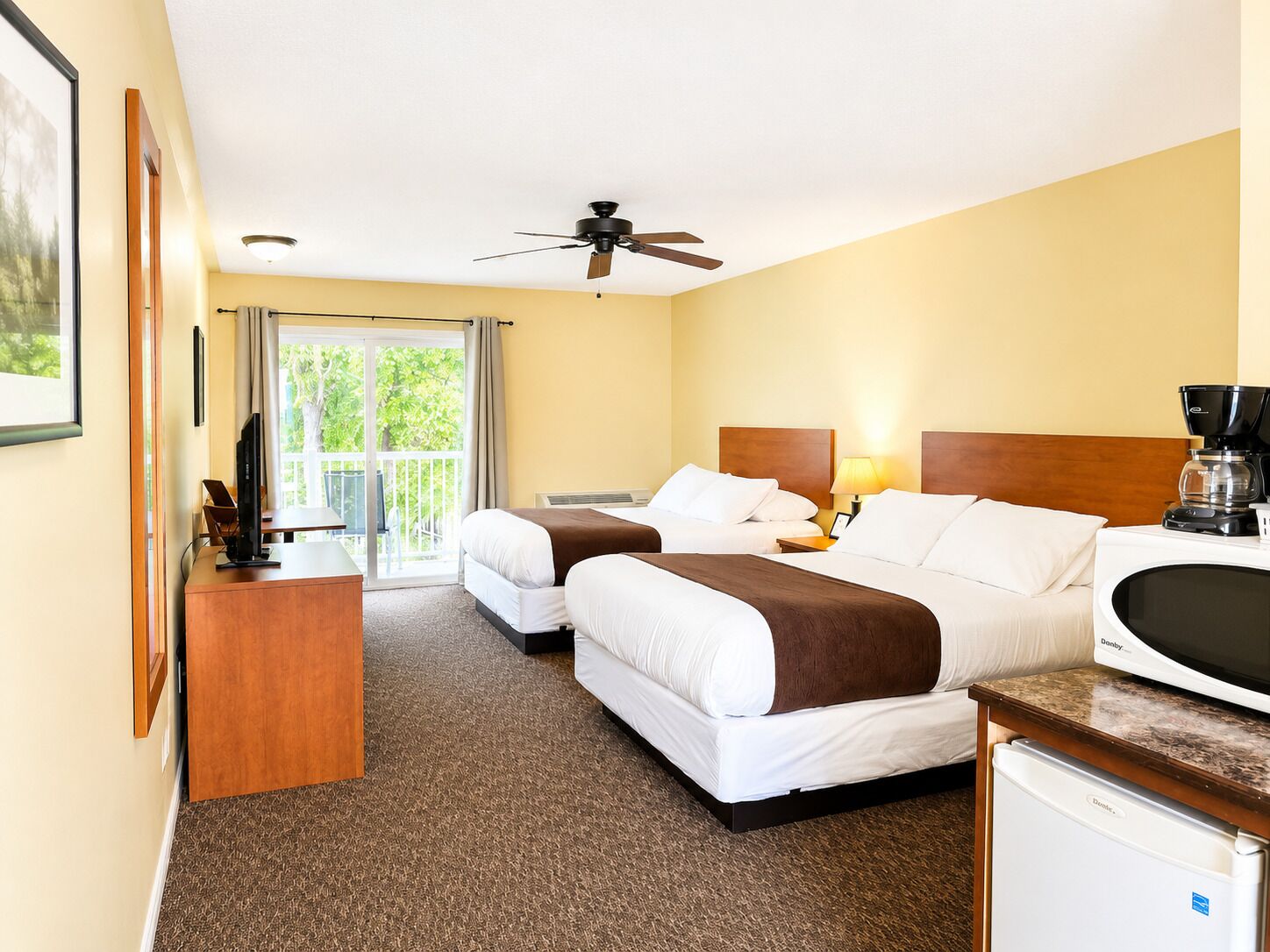 Chambre Double, 2 grands lits | Rideaux occultants, chambres insonorisées, Wi-Fi gratuit, draps fournis