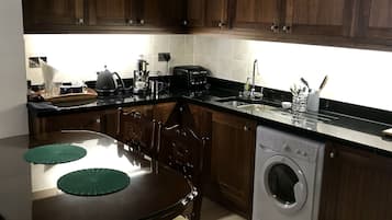 Deluxe Suite, 1 King Bed | Private kitchen