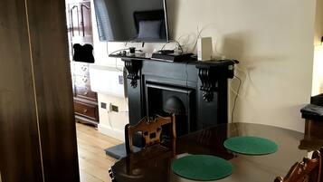 Deluxe Suite, 1 King Bed | In-room dining