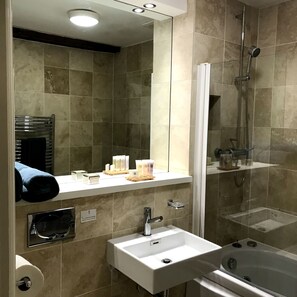 Single Room with Private External Bathroom | Bathroom | Free toiletries, hair dryer, towels - Violet Lodge (Dublin)