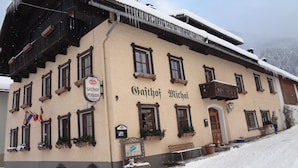 Un bâtiment traditionnel sur lequel on peut lire l’inscription « Gästhof Wichal  ».