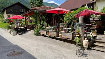 Breakfast, lunch, dinner served; international cuisine