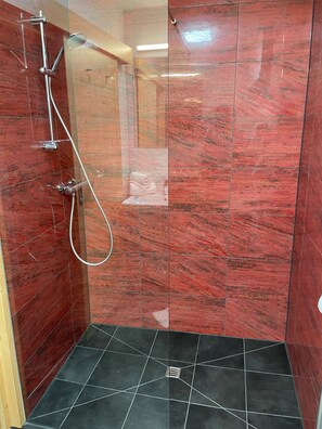 Shower, rainfall showerhead, free toiletries, hair dryer - Hotel Restaurant Gasthof Michal (Kirchbach)