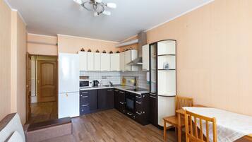 Departamento tradicional, 1 habitación | Cocina privada | Refrigerador con congelador, microondas y parrilla de estufa
