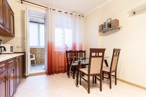 Appartement Luxe, 1 chambre | Cuisine privée | Grand réfrigérateur, micro-ondes, plaque de cuisson