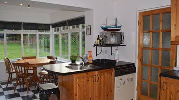 House, 4 Bedrooms, Garden Area | Dapur peribadi | Peti sejuk/penyejuk beku saiz penuh, ketuhar gelombang mikro, ketuhar