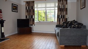 Hus, 4 soverom, hageområde | Oppholdsrom | Flatskjerm-TV