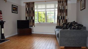 Rumah, 4 kamar tidur, area taman | Ruang keluarga | TV layar datar