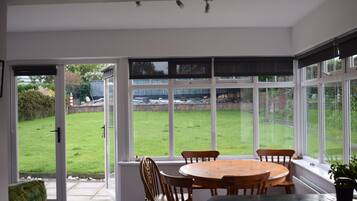 House, 4 Bedrooms, Garden Area | Ruang tamu | TV skrin rata