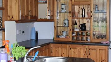 House, 4 Bedrooms, Garden Area | Dapur peribadi | Peti sejuk/penyejuk beku saiz penuh, ketuhar gelombang mikro, ketuhar