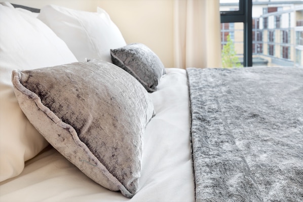 Deluxe Apartment, 2 Bedrooms, Kitchen | 1 bedroom, desk, iron/ironing board, free WiFi - OTM Stays Whippendell Road (Watford)