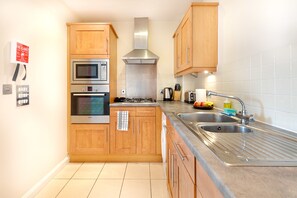 Deluxe Apartment, 2 Bedrooms, Kitchen | Private kitchen | Fridge, microwave - OTM Stays Whippendell Road (Watford)