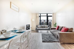 Deluxe Apartment, 2 Bedrooms, Kitchen | Living room | Flat-screen TV - OTM Stays Whippendell Road (Watford)
