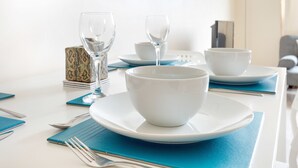 Appartement Deluxe, 2 chambres, cuisine | Restauration dans la chambre