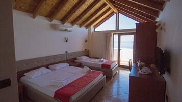 Triple Room, Sea View | Soundproofing, free WiFi, bed sheets