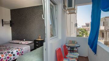 Estudio, en esquina | Balcón