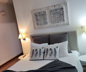 Habitación Deluxe doble, 1 cama doble, baño privado, vistas al valle (0) | Ropa de cama hipoalergénica, edredones de plumas, cortinas opacas