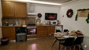 Geladeira, micro-ondas, máquina de café expresso, cafeteira/chaleira