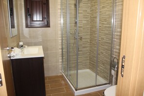 Shower, rainfall showerhead, free toiletries, towels - Meimoa Guesthouse (Penamacor)