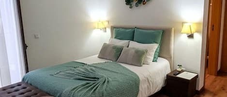 低刺激性寝具、羽毛の掛け布団、遮光カーテン、防音設備