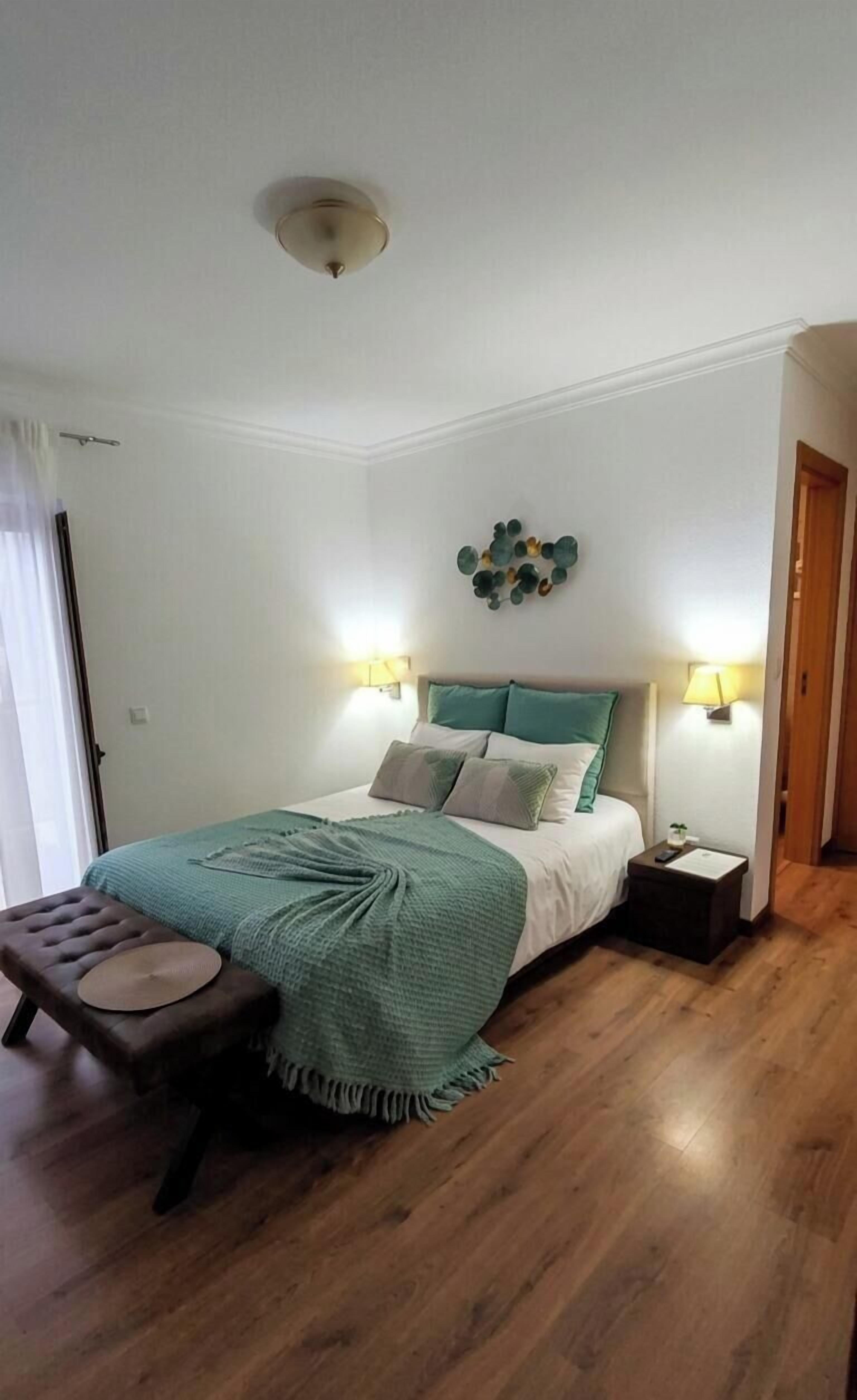 Ropa de cama hipoalergénica, edredones de plumas, cortinas opacas