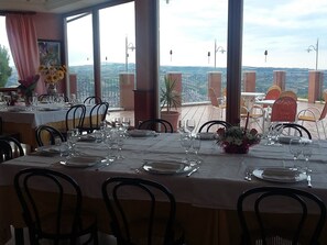 Petit déjeuner composé de spécialités régionales (3.00 EUR par personne)