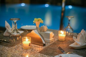2 restaurants; breakfast, lunch, dinner, and brunch served - Hotel Sarowar Pokhara-Luxury Hospitality in the Heart of Pokhara (Pokhara)