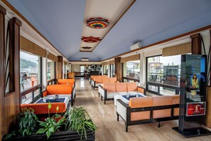 2 restaurantes: opção de café da manhã, almoço e jantar