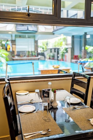 2 restoran; melayani sarapan, makan siang, dan makan malam