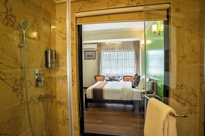 Roupas de cama premium, frigobar, cofres nos quartos, escrivaninha
