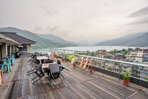 2 restauranter, frokost, lunsj og middag serveres, internasjonale retter