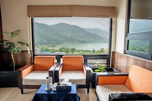 2 restauranter, frokost, lunsj og middag serveres, internasjonale retter