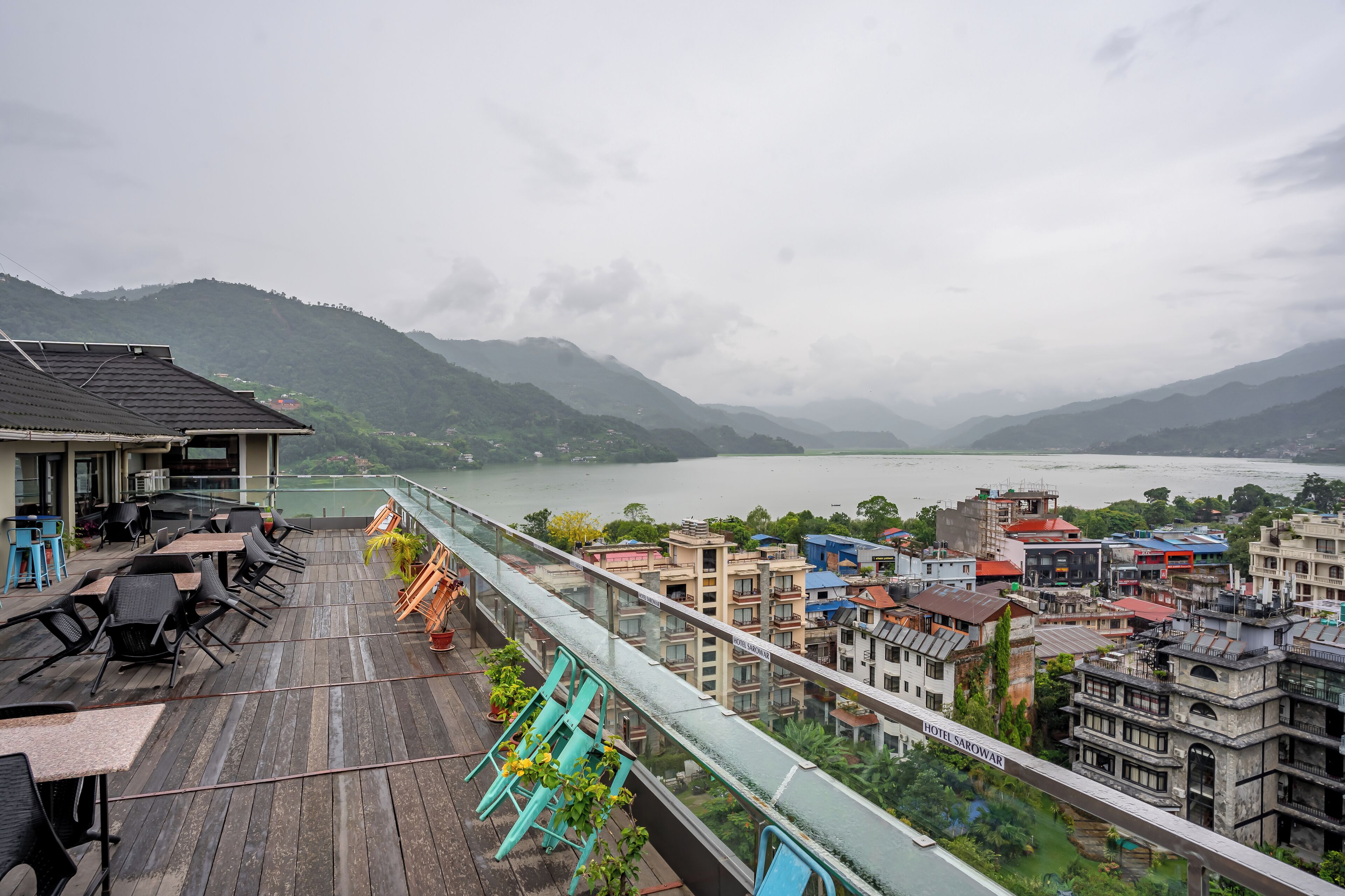 2 間餐廳，供應早餐、午餐和晚餐，國際料理