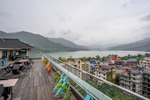 2 restaurants, breakfast, lunch, dinner served; international cuisine - Hotel Sarowar Pokhara-Luxury Hospitality in the Heart of Pokhara (Pokhara)