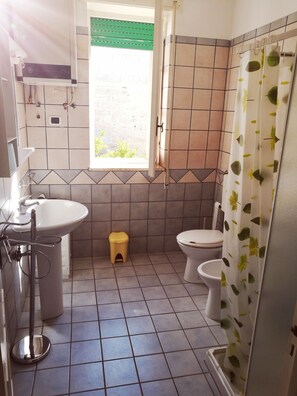 Family Suite, 2 Bedrooms | Bathroom