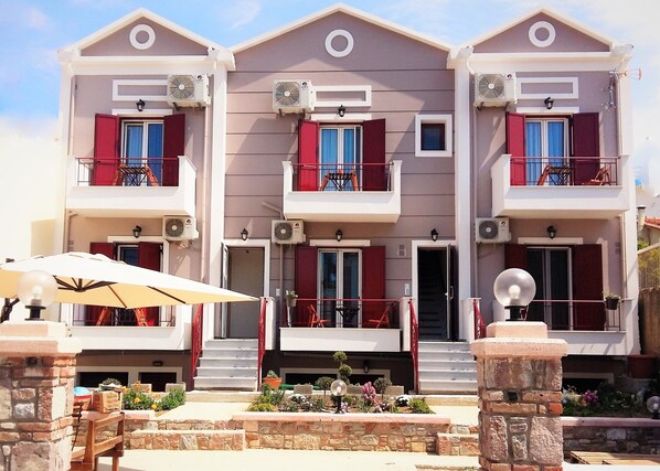 Basic Studio, 1 Double Bed, Kitchen, Courtyard View | Garden view