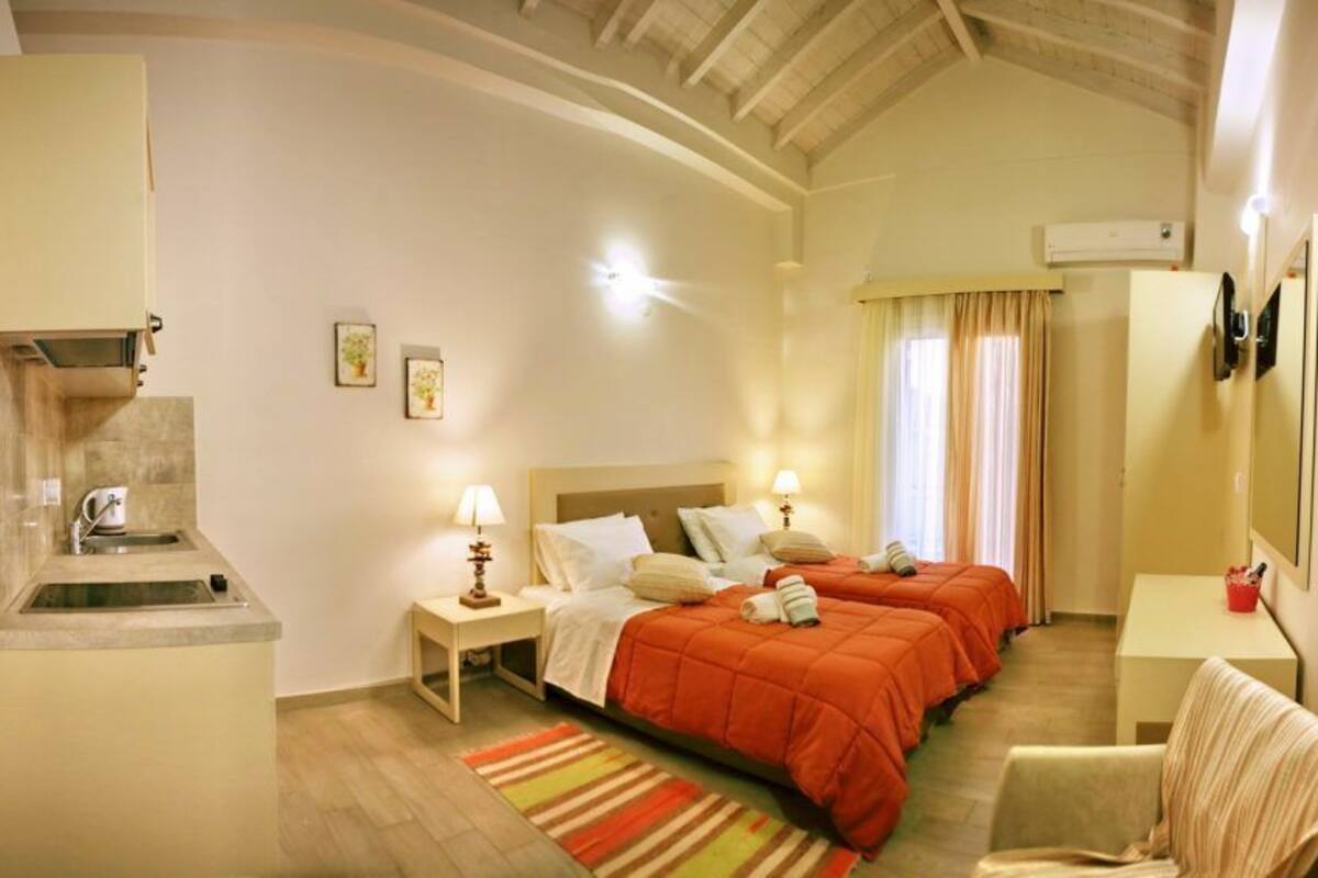 Basic Studio, 2 Twin Beds, Kitchen, Courtyard View | Desk, soundproofing, iron/ironing board, free cribs/infant beds