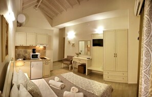 Basic Studio, 1 Double Bed, Kitchen, Courtyard View | Desk, soundproofing, iron/ironing board, free cribs/infant beds