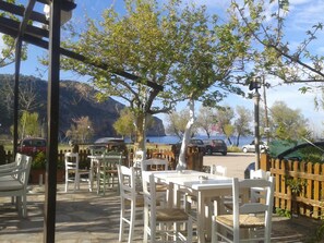 Outdoor dining - Kalogirou Stone House (Dirfys-Messapia)