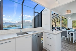 Panoramic House, 3 Bedrooms, Mountain View | Dapur peribadi | Peti sejuk/penyejuk beku saiz penuh, ketuhar gelombang mikro, ketuhar 
