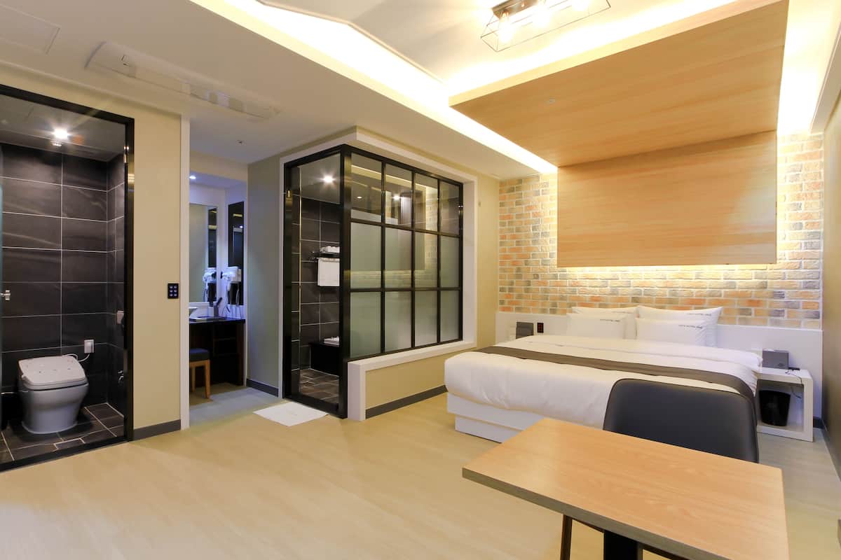 Standard Room | In-room safe, blackout drapes, soundproofing, free WiFi