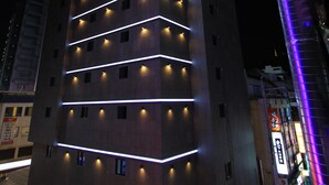 A multi-story hotel with illuminated lines and a prominent sign reading "CITY HOTEL GAG". - G&G Hotel (Busan)